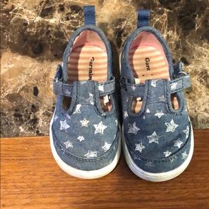 Garanimals Size 4. She worn them quite a bit.